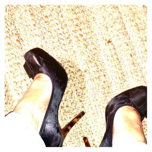 Black pump with bow and “tortoise “ heel